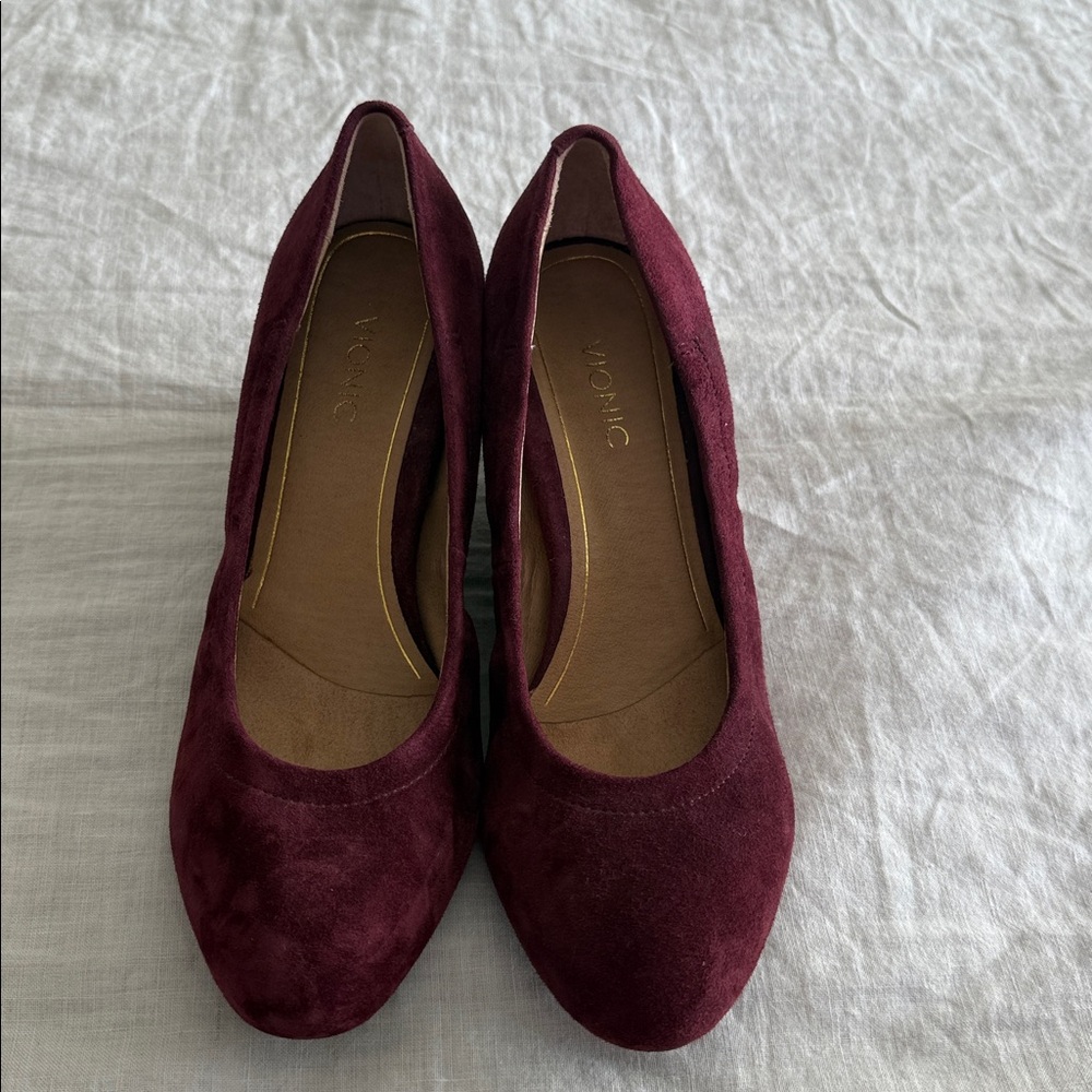 Vionic Chic Burgundy Suede Pumps